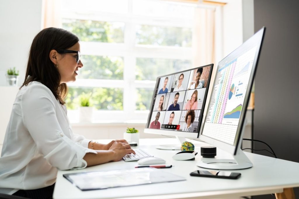 Mujer en una videollamada con su equipo