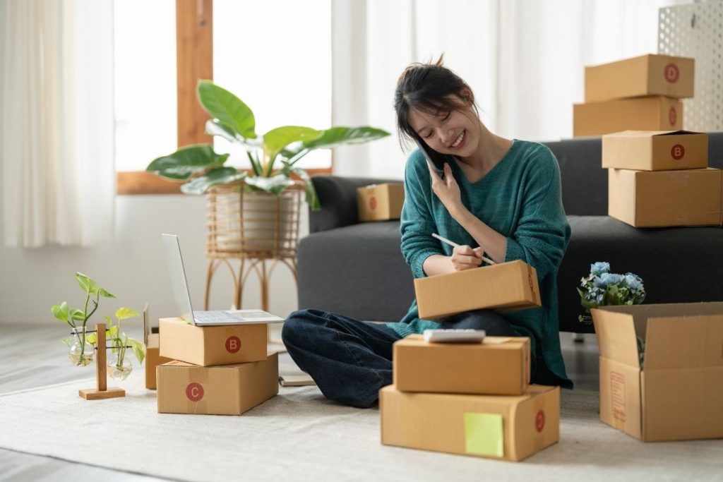Mujer organizando los pedidos recibidos en su E-commerce