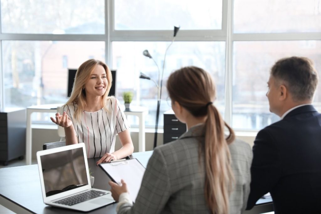 Mujer en entrevista de trabajo junto a dos personas